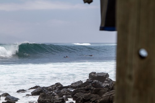 A set wave winds down the reef as the punters get their scramble on