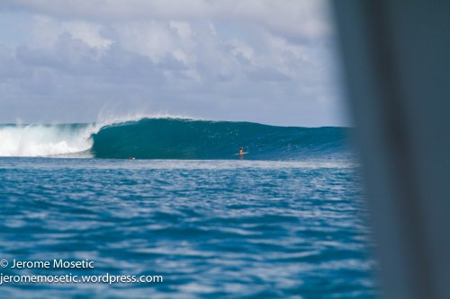 Empty one rolls thru showing us why Indo is Surf Mecca!